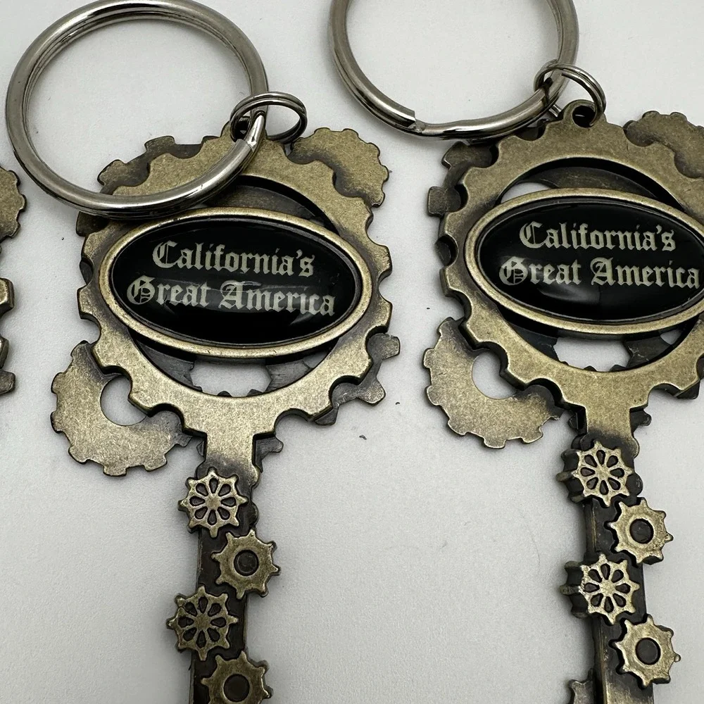 California‎ Great America Haunt 2017 Keychain Lot 3 Steampunk Gear Keys